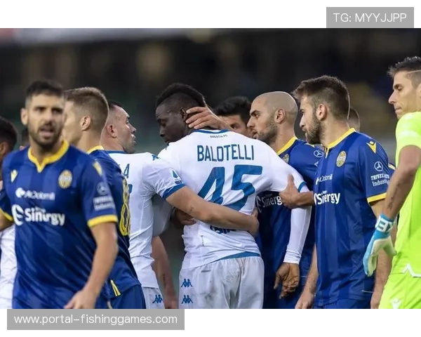 意甲俱乐部联合反歧视活动，赛前全场静默声援