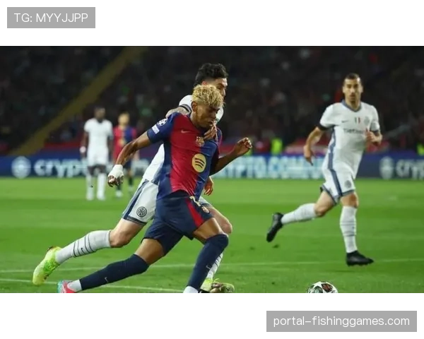 特写：失利后，巴萨小将亚马尔在场上掩面，佩德里上前安慰